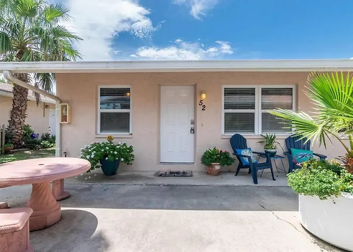 Spanish 52 - Damage Free & Across The Street From White Beaches Of Indian Rocks Beach! Apartment *