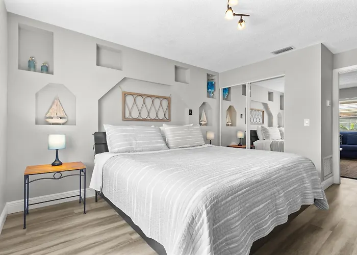 Apartment Spanish 52 - Damage Free & Across The Street From White Beaches Of Indian Rocks Beach! *