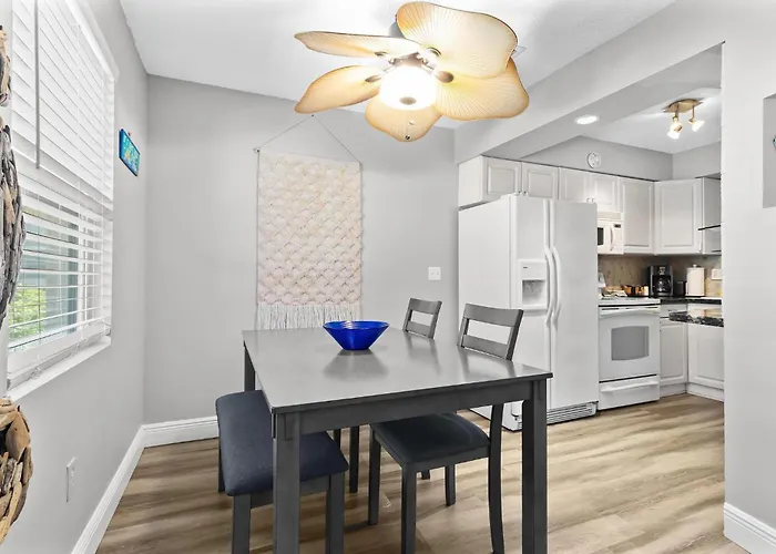 Spanish 52 - Damage Free & Across The Street From White Beaches Of Indian Rocks Beach! Apartment *